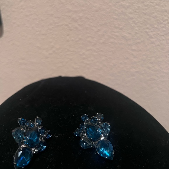 Elegant Blue Crystal Earrings - Picture 4 of 4
